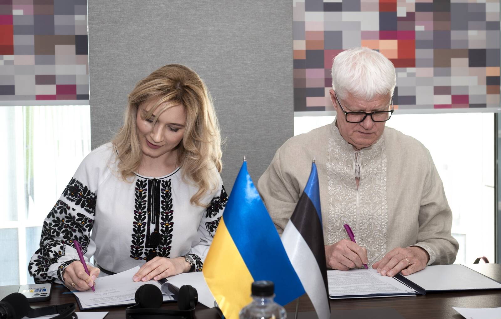 Ukraina riikliku tööhõiveameti direktor Julija Žovtjak ja Eesti Töötukassa juhatuse esimees Meelis Paavel allkirjastasid 16. mail Kiievis koostöölepingu just võšõvanka päeval ehk ukrainlaste rahvuslikul tähtpäeval, mil kantakse etnilisi tikitud rõivaid, mida nimetatakse võšõvankadeks. Seda päeva tähistatakse igal aastal maikuu kolmandal neljapäeval.
