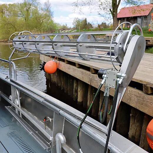 Paadis on erinevad hüdraulilised vintsid ja rullid mõrdade ja võrkude välja tõstmiseks.