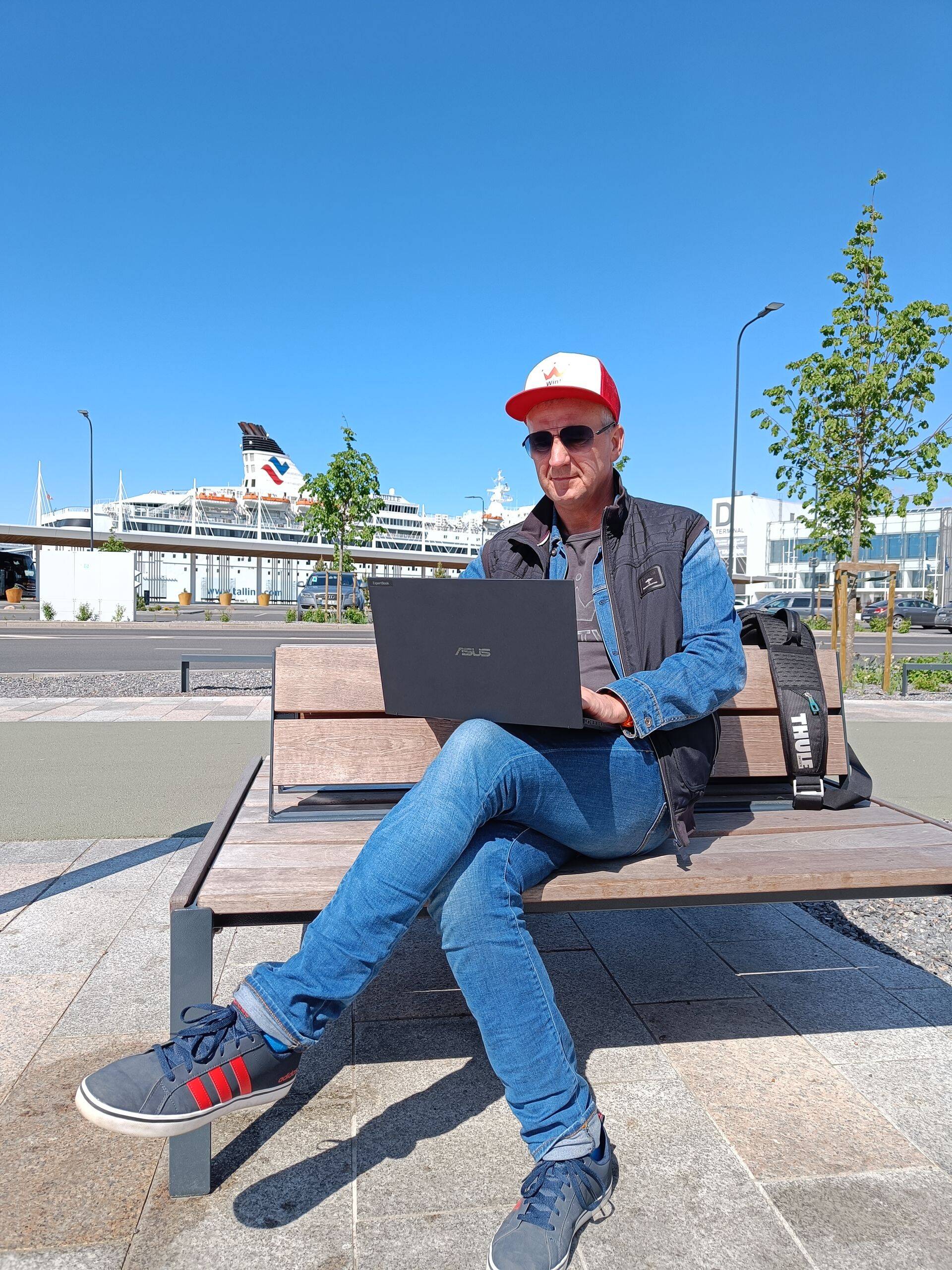 Laur Sibold kiidab ASUS sülearvuti kiirust, vastupidavust ja turvalisust – just need on liikuva eluviisiga mehe sõnul võtmetähtsusega kriteeriumid korralikule töövahendile.