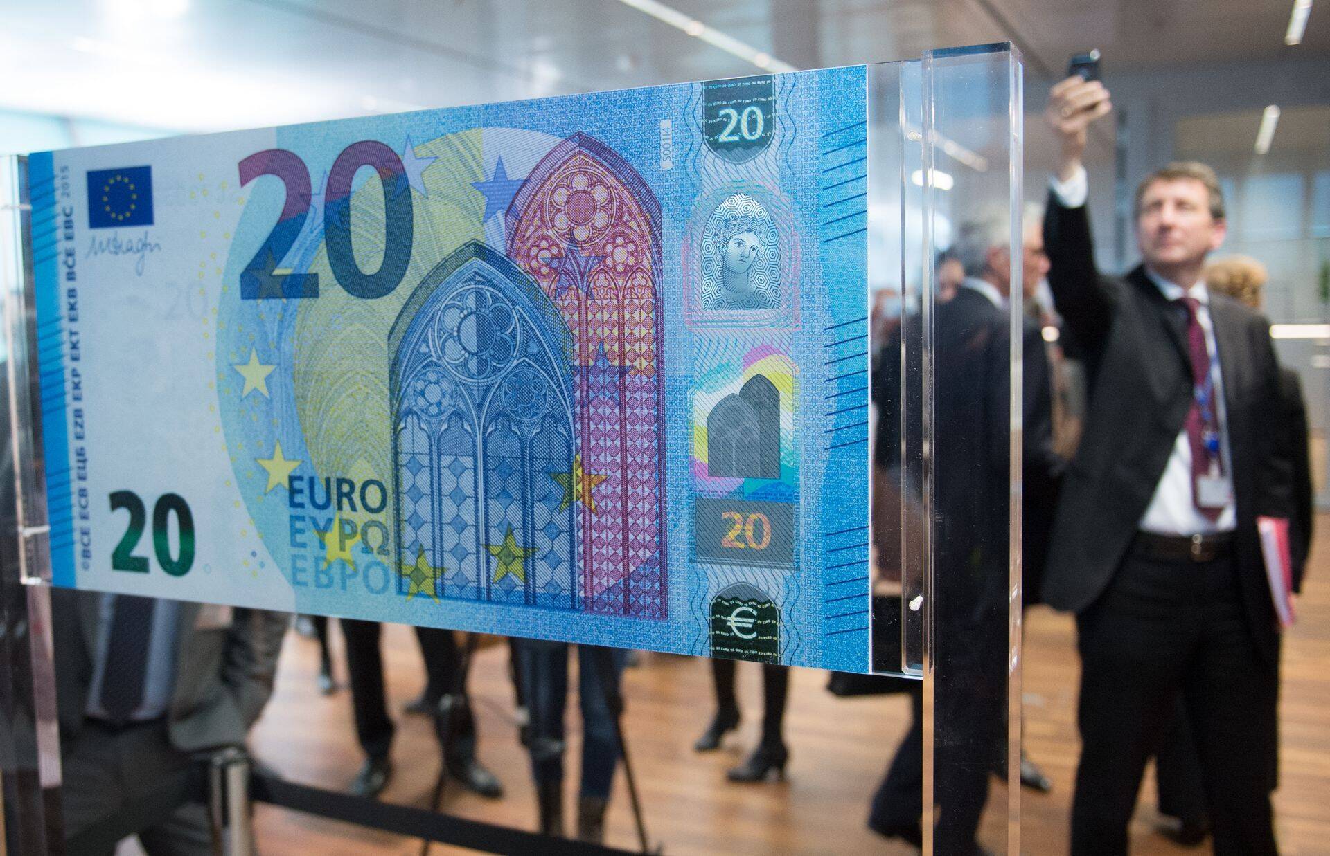 25ndal novembril lastakse ringlusse uudsete turvaelementidega uus 20-eurone