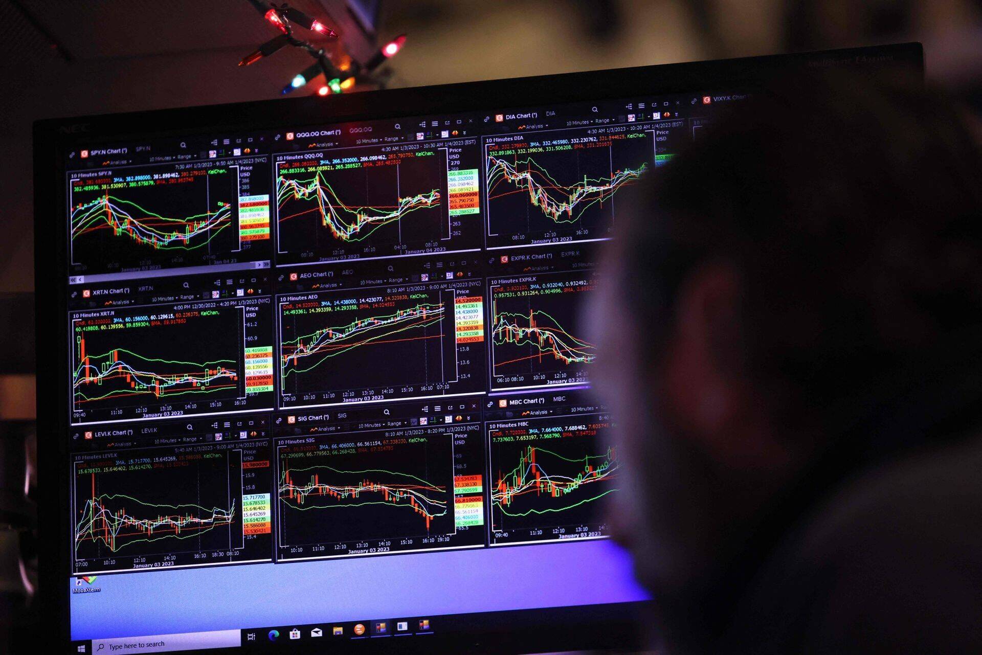 Доллар упал до самого низкого уровня за последние семь месяцев, а S&P 500 упал по сравнению с ростом, продемонстрированным в начале года.