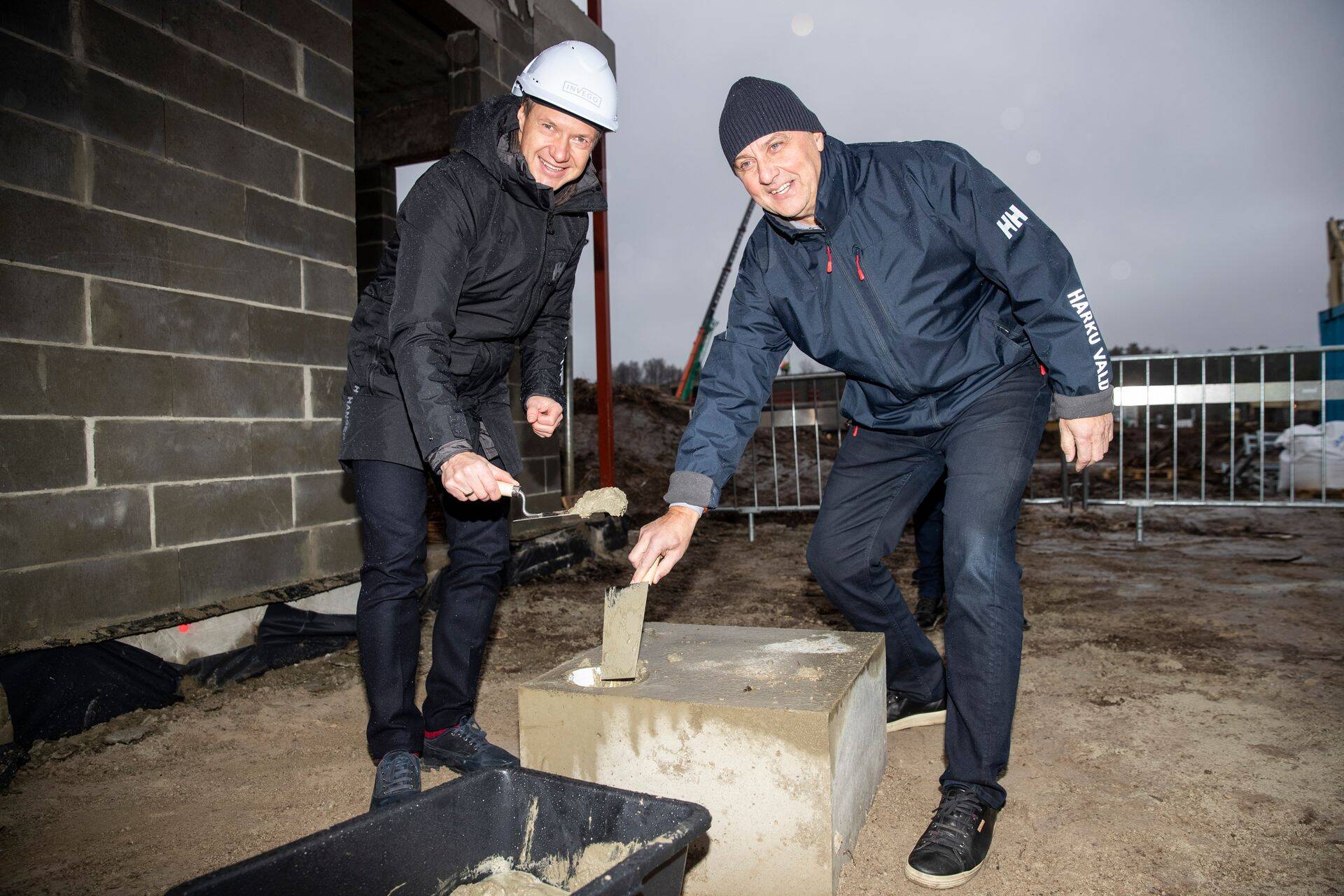 Tiskreoja elurajooni arendava Invego juht Kristjan-Thor Vähi ja Harku vallavanem Erik Sandla asetamas nurgakivi.