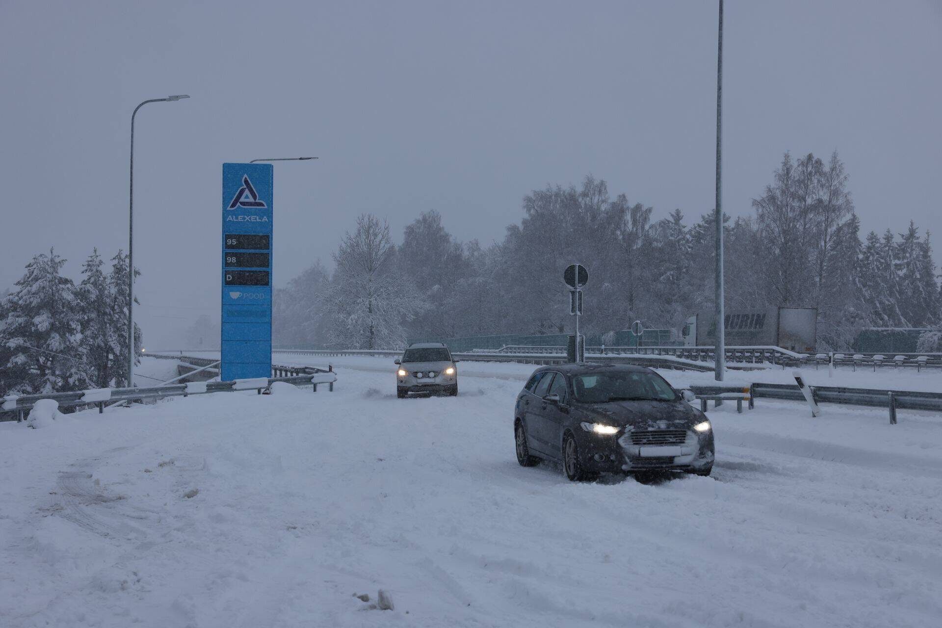 Снежная обстановка на шоссе Таллинн-Нарва, заправка Alexela.