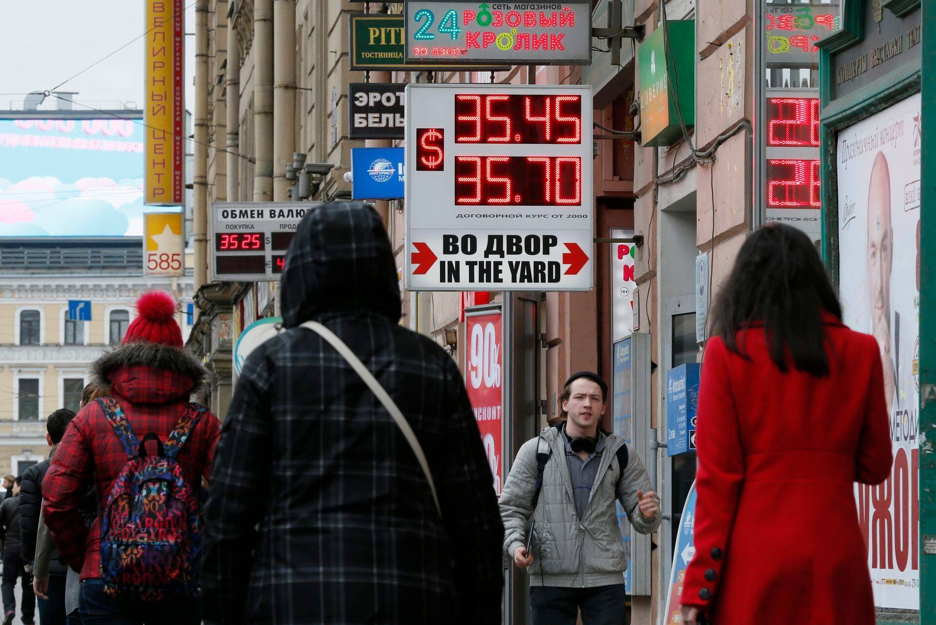 Valuutavahetus Peterburis. Ka Venemaalt on raha väljavool olnud kõrge.