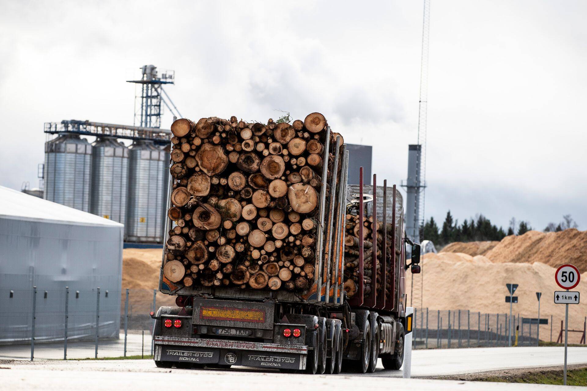 Eesti pelletitootjad on suurendanud toorme ehk energiapuidu oste Rootsist. Pildil Graanul Investi Osula tehas.