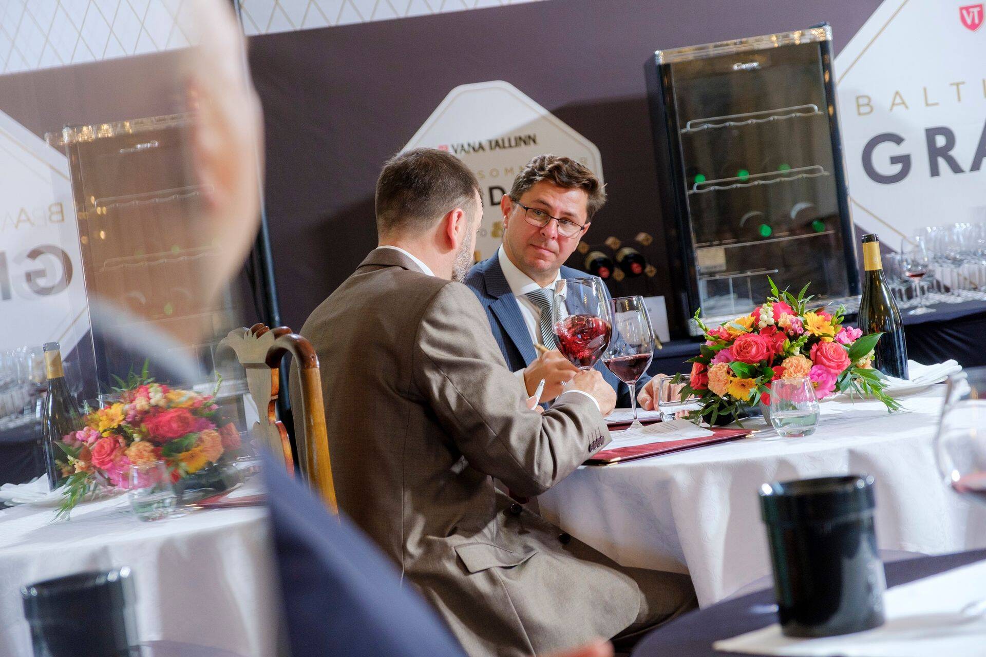 Lauas paremal istub Urvo Ugandi ja vasakul Läti Sommeljeede Liidu president Janis Kalkis.
