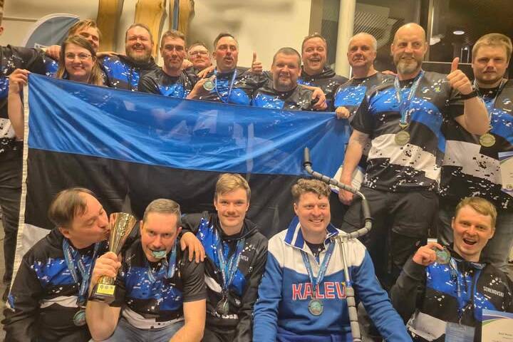 Eesti võitis jääpüügi MMil pronksmedali. All vasakul individuaalarvestuses pronksmedali võitnud Margus Mosov, karikat hoiab koondise kapten Ivo Sööt, temast paremal on individuaalses arvestuses hõbemedali võitnud Mikk Rohtla. All paremal on koondise püüdja Georg Semenovski, tema kohal (paremal) Martin Arm ning (vasakul) Karol Treial. Kuues püüdja, August Turk, on Mikk Rohtla kohal, tema õlal on treener Tauno Tuule püstise pöidlaga käsi.