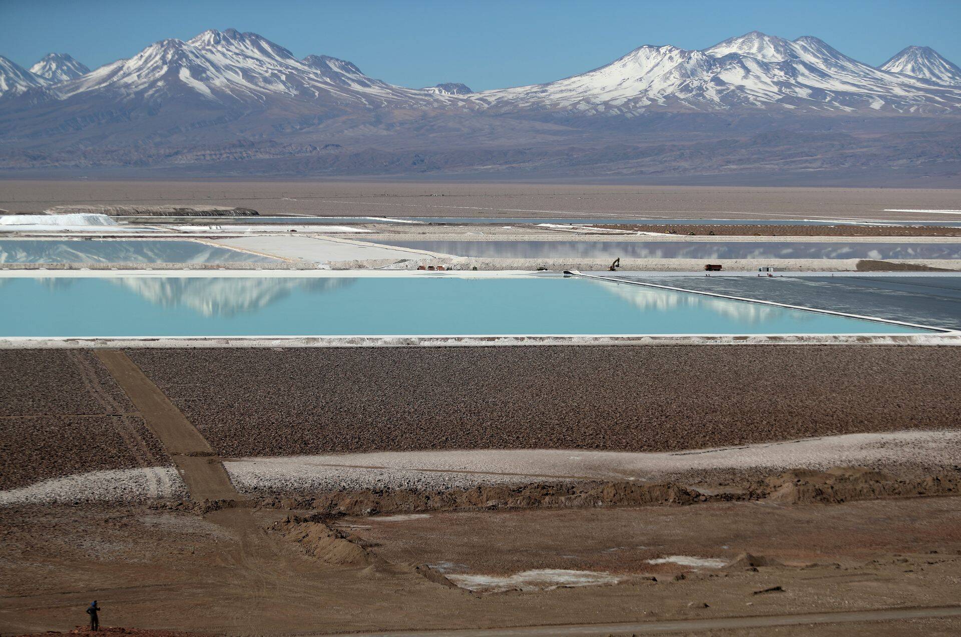 Albemarle'ile kuuluva liitiumikaevanduse soolveebasseinid Atacama kõrbes Tšiilis.