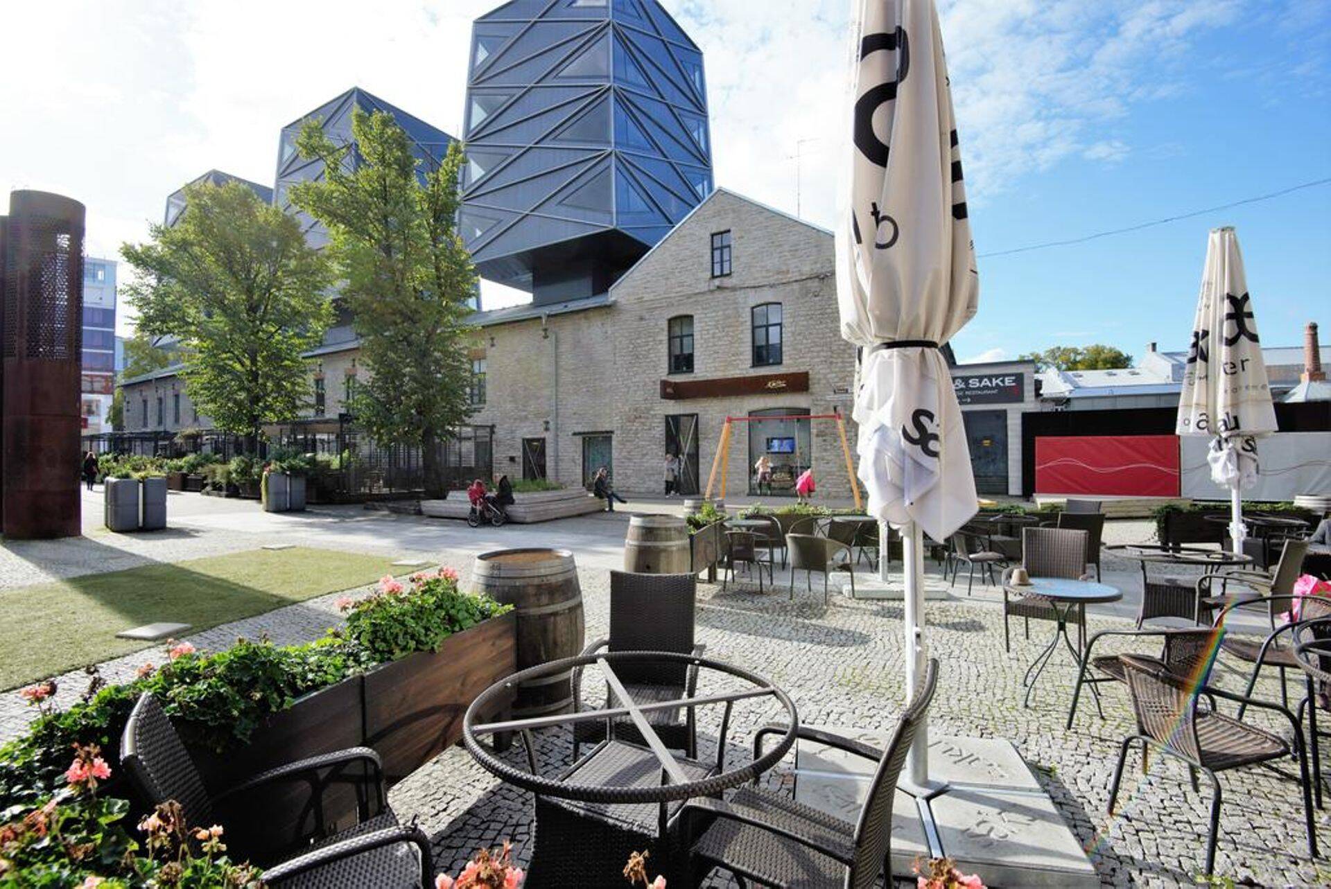 Rotermanni kvartal on Eesti uue arhitektuuri ja linnaehituse jaoks eriline paik. Väärtuslik 19. sajandi teisest poolest ja 20. sajandi algusest pärinev tööstuspärand on oskuslikult põimitud uue kvaliteetarhitektuuriga. Enamus endistest tööstushoonetest on äratatud uuele elule ja mitmed neist pärjatud arhitektuuriauhinnaga.