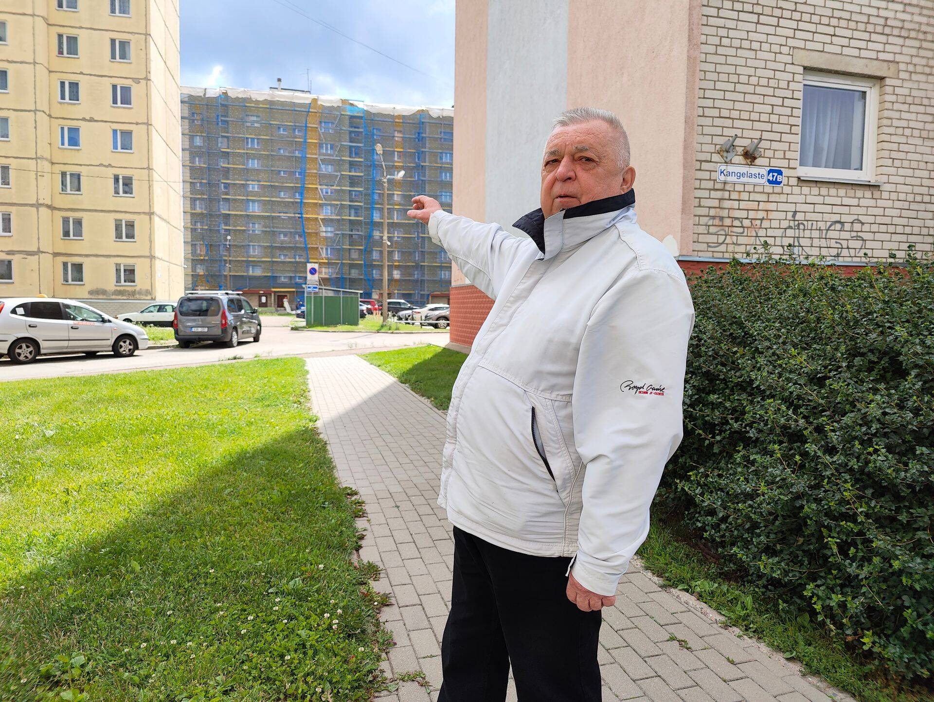 Член правления КТ Виктор Рогов показывает дом, в котором руководит утеплением фасадов.