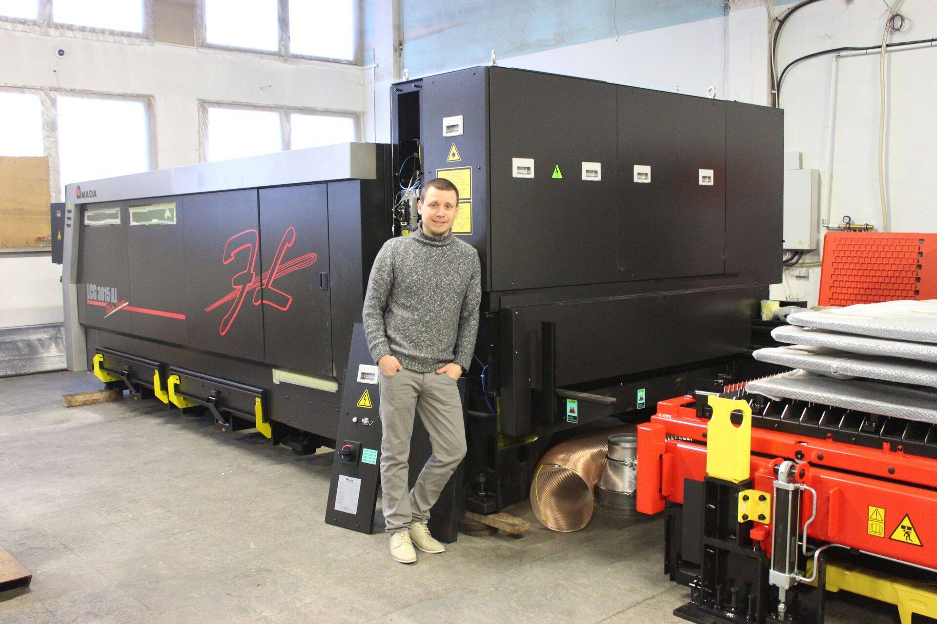 Ettevõtte juht Joosep Mäe uue fiiberlaseri taustal