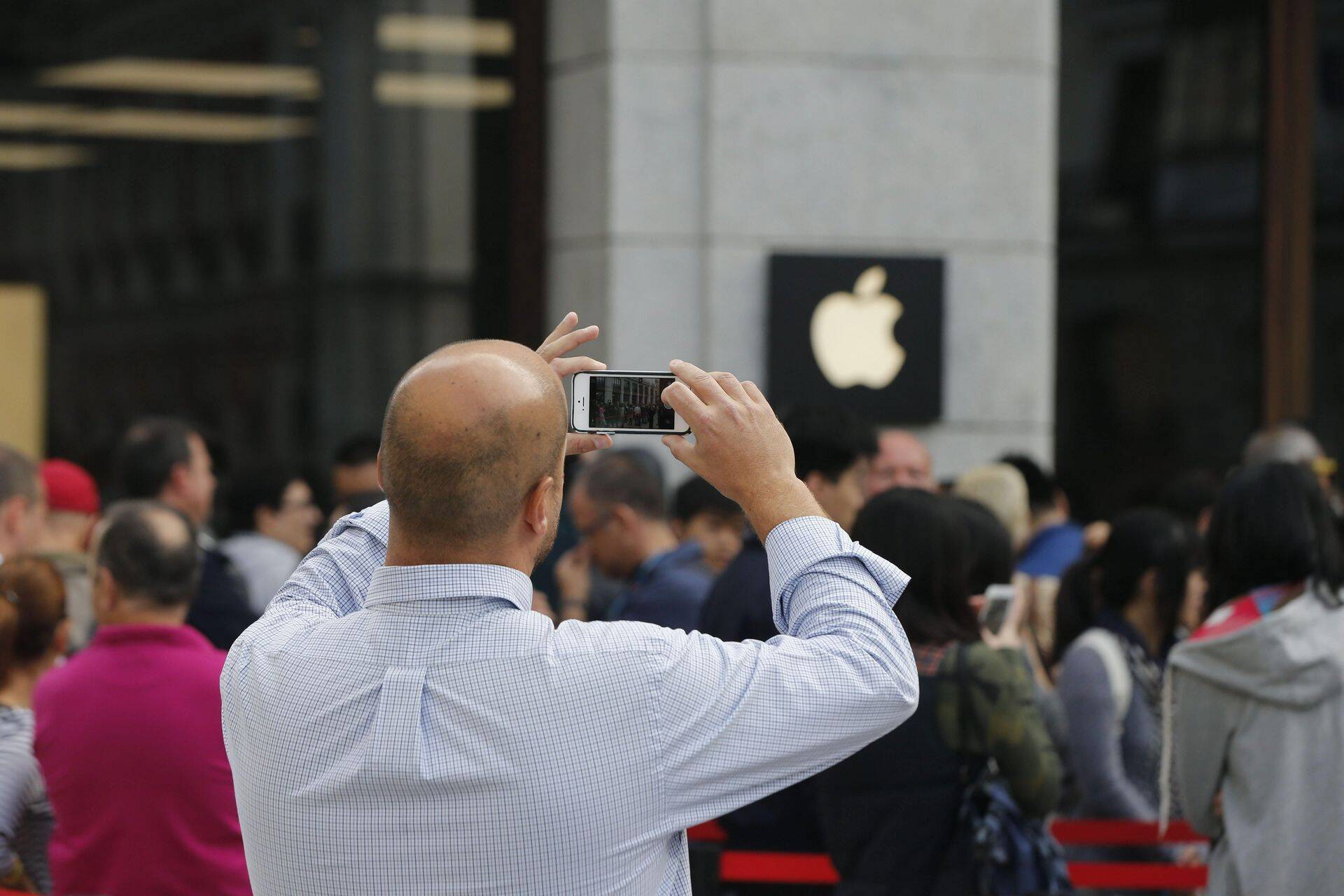 Mees pildistab järjekorda Apple`i poe ees Madriidis mullu septembris, kui tuli müüki iPhone 6 Plus.