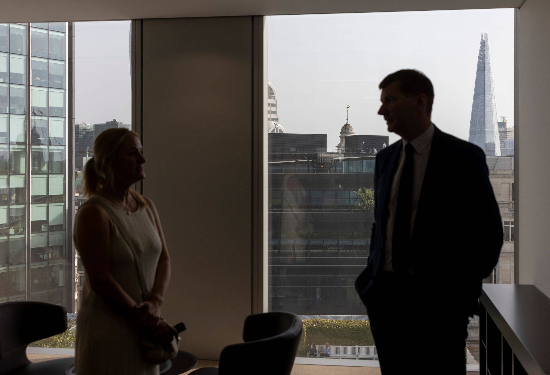 Börsiajakirjanik Anu Lill käis eelmisel aastal külas nii LHV suuromanikul Rain Lõhmusel, kui ka LHV Suurbritannia kontoris Erki Kilul, et uurida, kuidas LHV Groupi uuel pangal läheb.