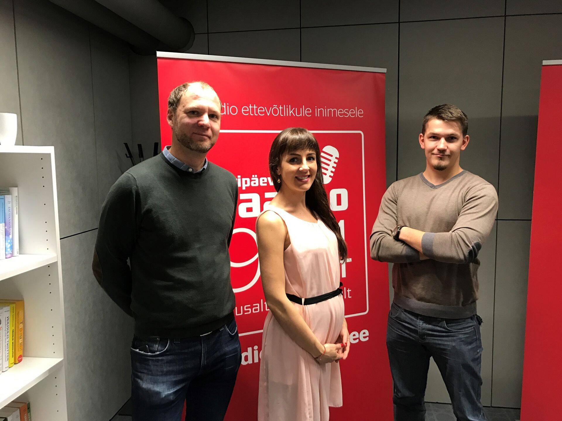 Vasakult Funderbeami onboarding'u direktor Ardo Mardisoo, hommikuprogrammi juht Alyona Stadnik ning UpSteami looja ja juhatuse esimees Martin Kristerson.