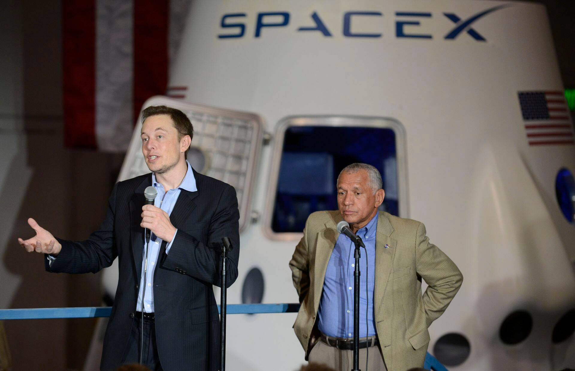 Elon Musk (vasakul).