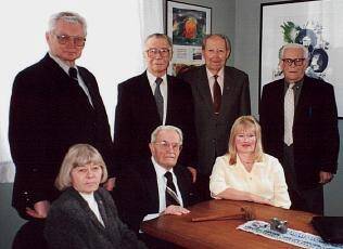 Kanada Eestlaste Ajaloo Komisjoni juhatus, esimees Valdu Lillakas istub keskel.