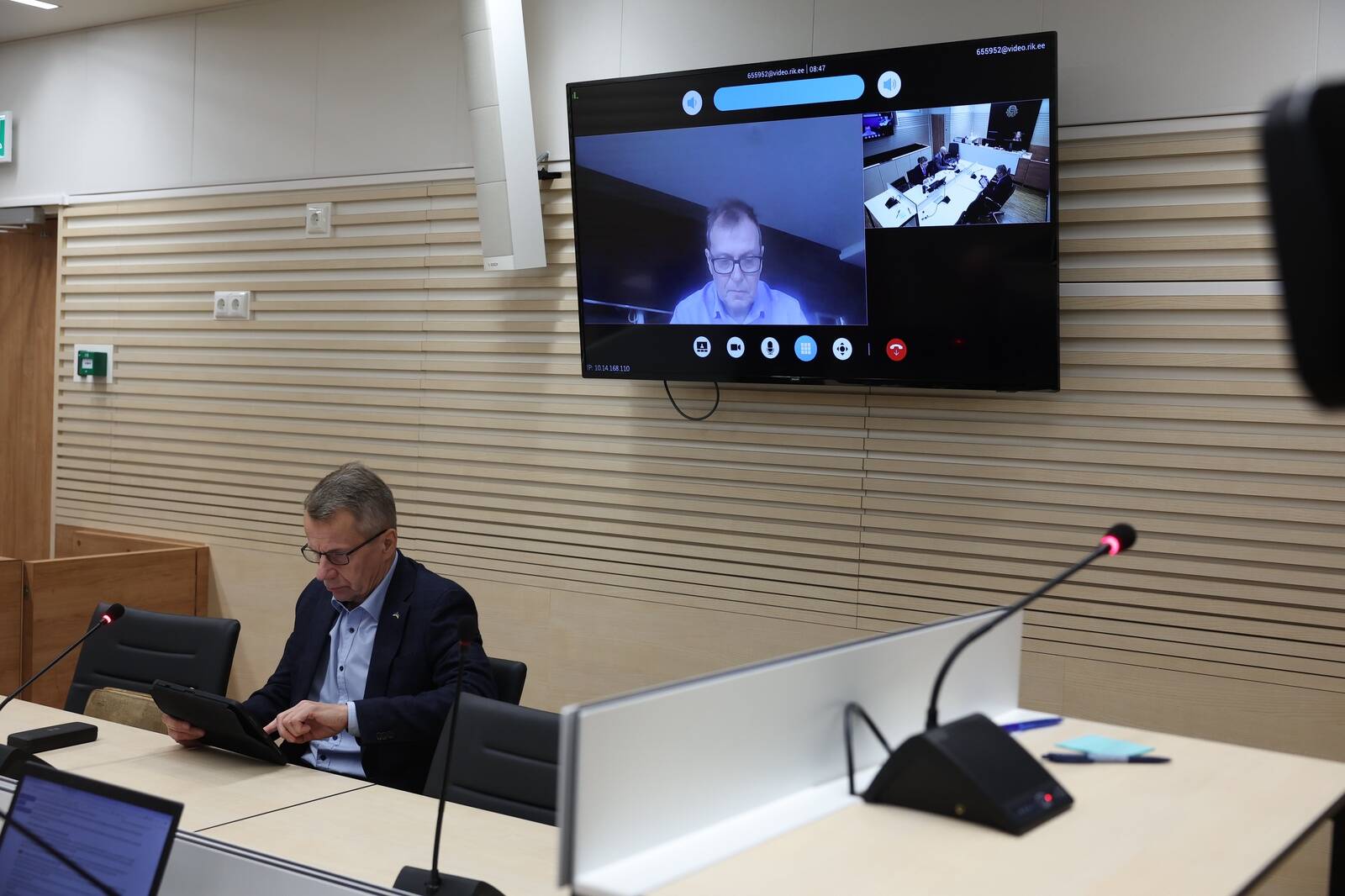 Rahandusminister Jürgen Ligi (esiplaanil) täna hommikul end kohtus kaitsmas, ekraanil tema vastu hagi esitanud ettevõtja Parvel Pruunsild.