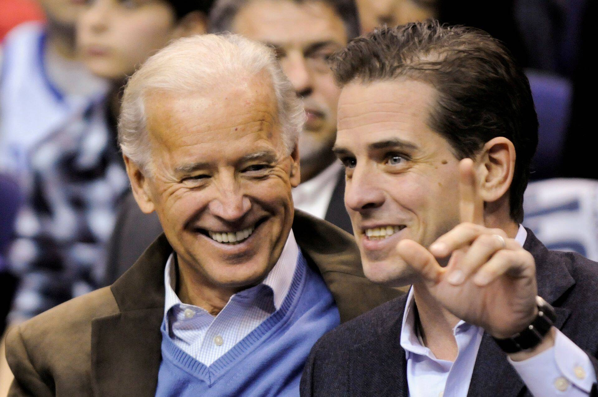 Hunter Biden (paremal) on lubanud lahkuda välisriikides tegutsevate ettevõtete juhatustest juhul, kui tema isa Joe Biden (vasakul) peaks osutuma 2020. aasta USA presidendi valimiste võitjaks.
