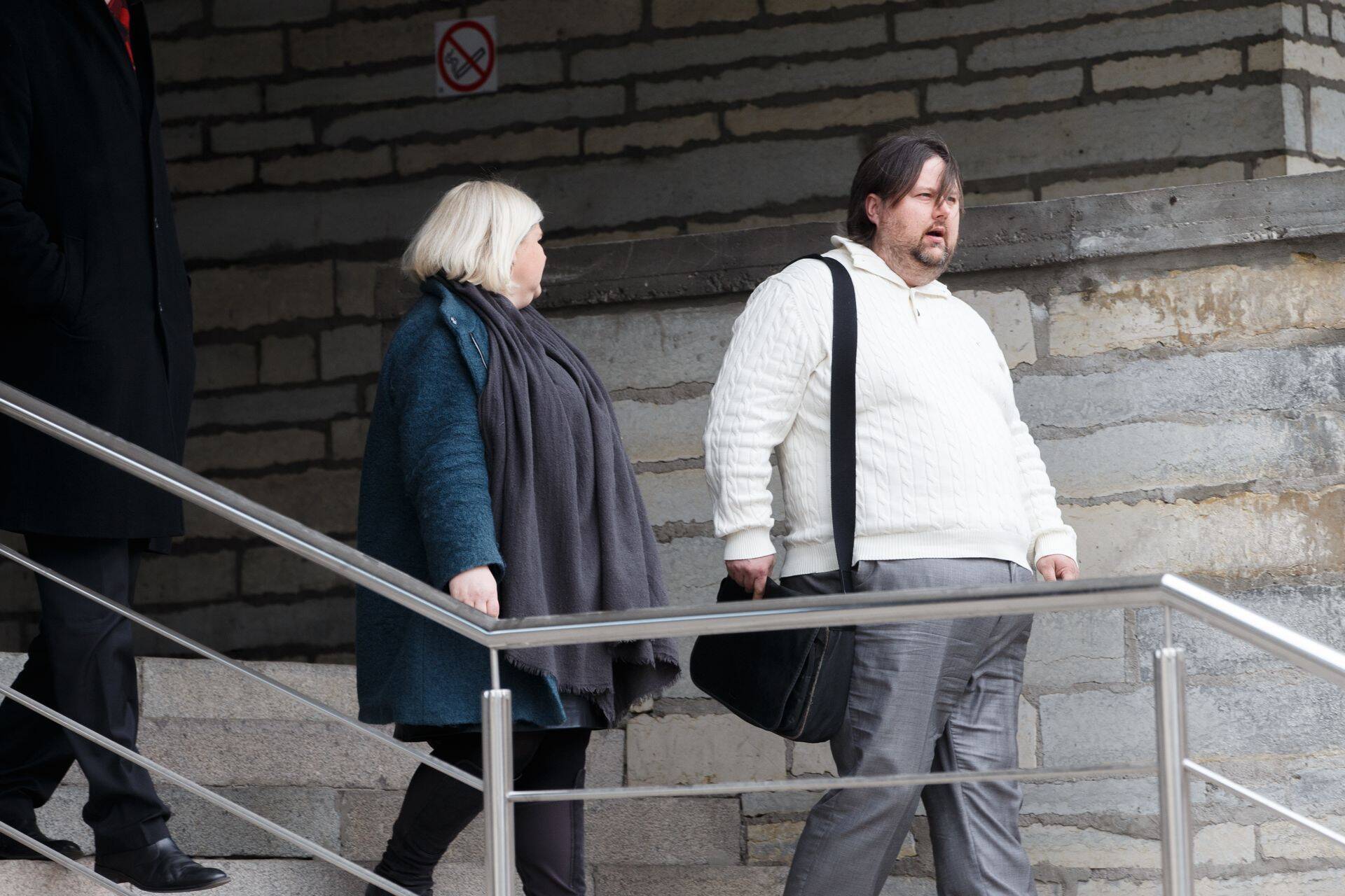 Kunagi ARKi Maardu osakonna juhina korruptsioonis süüdi mõistetud Riho Kartau koos elukaaslase Marge Pundiga eelmise aasta aprillis väljumas kohtumajast, kus Kartau jäi süüdi haigushüvitiste väljapetmises.