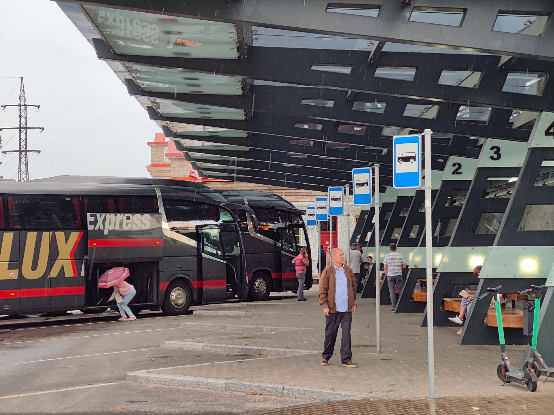 Из Нарвы вечером на автобусе: возможностей уехать в Петербург намного больше, чем в Тарту.