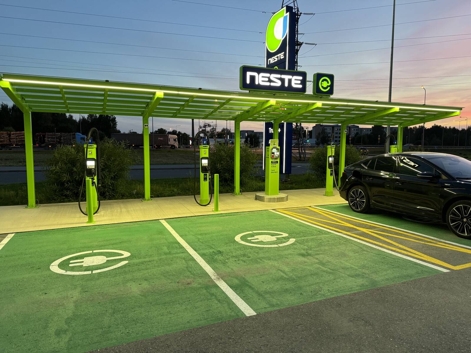 Neste avas Pärnus uue elektrisõidukite laadimisjaama