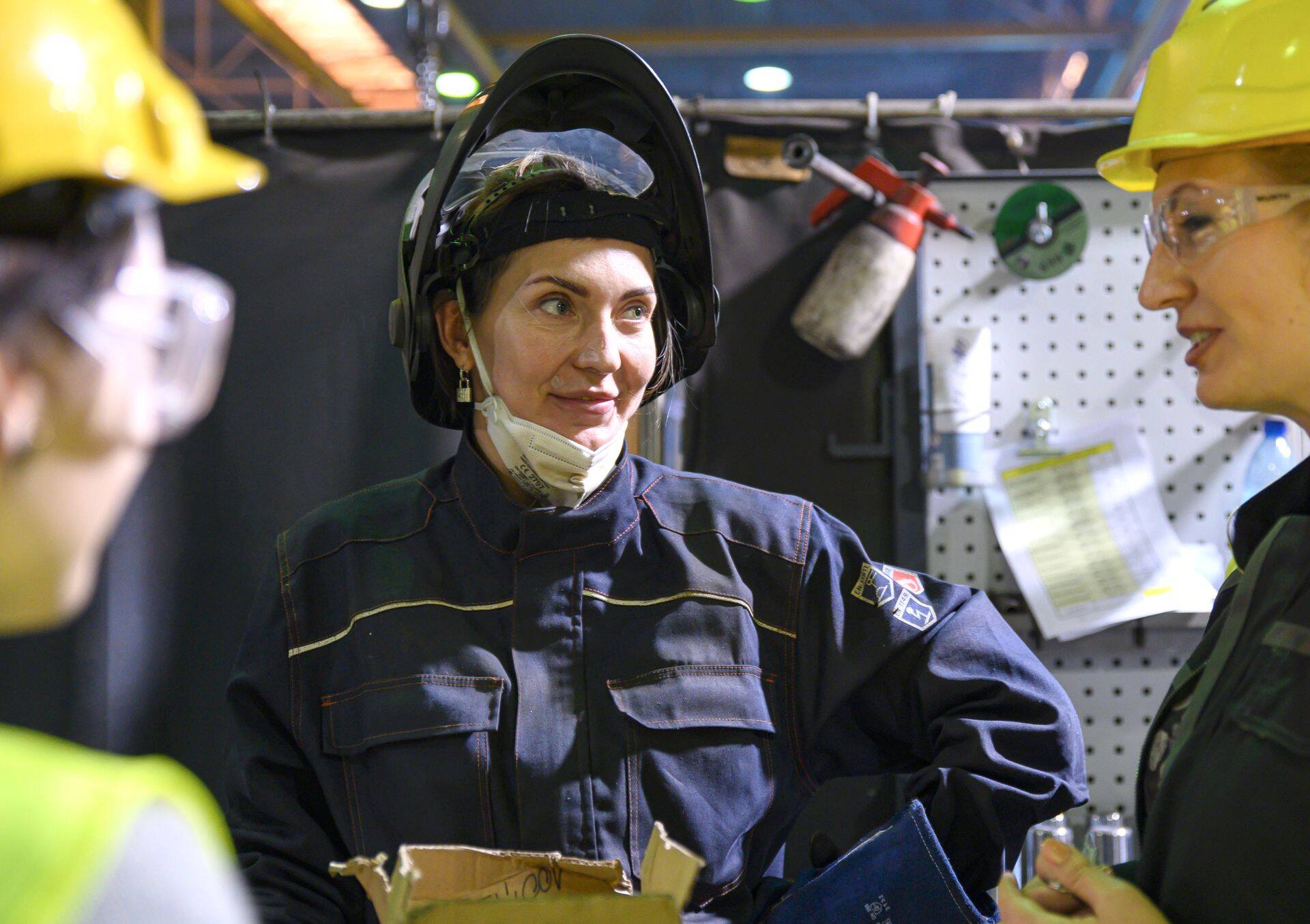 Сварщица Екатерина, работающая на одном из участков производства. Fortaco тесно сотрудничает с профессиональными училищами региона.