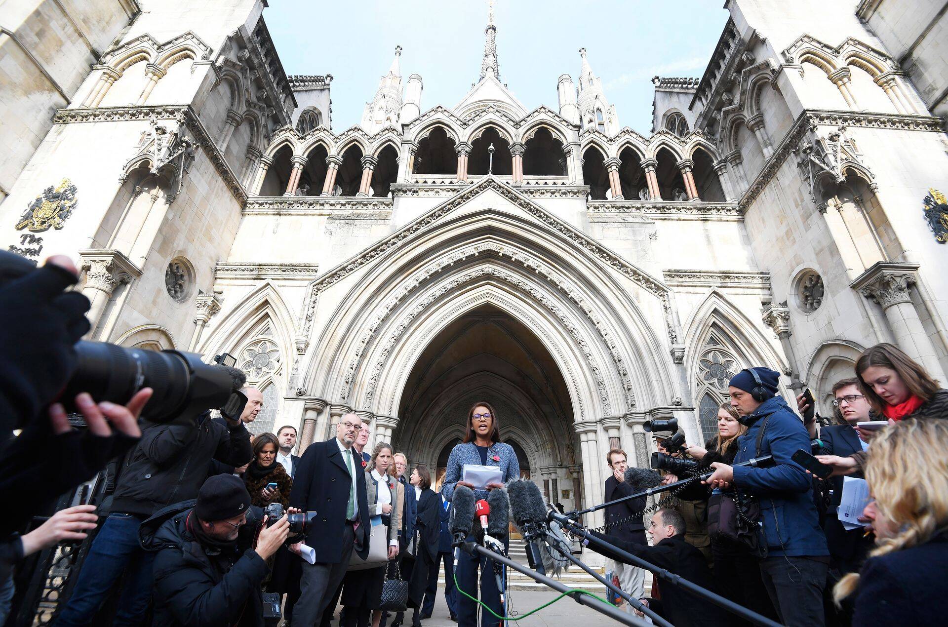 Brexit vastu sõdiv ärinaine Gina Miller kõrgema kohtu hoone ees