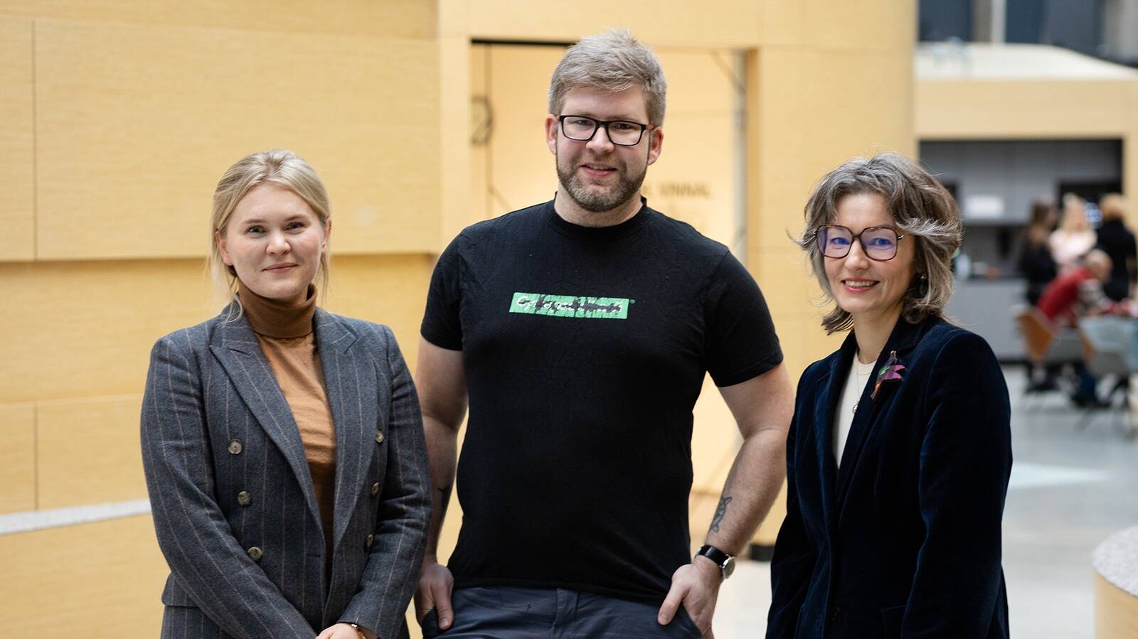 Kliimaminister Yoko Alender, saatejuht Mart Valner ja Eesti Rohetehnoloogia Liidu juht Kädi Ristkok.