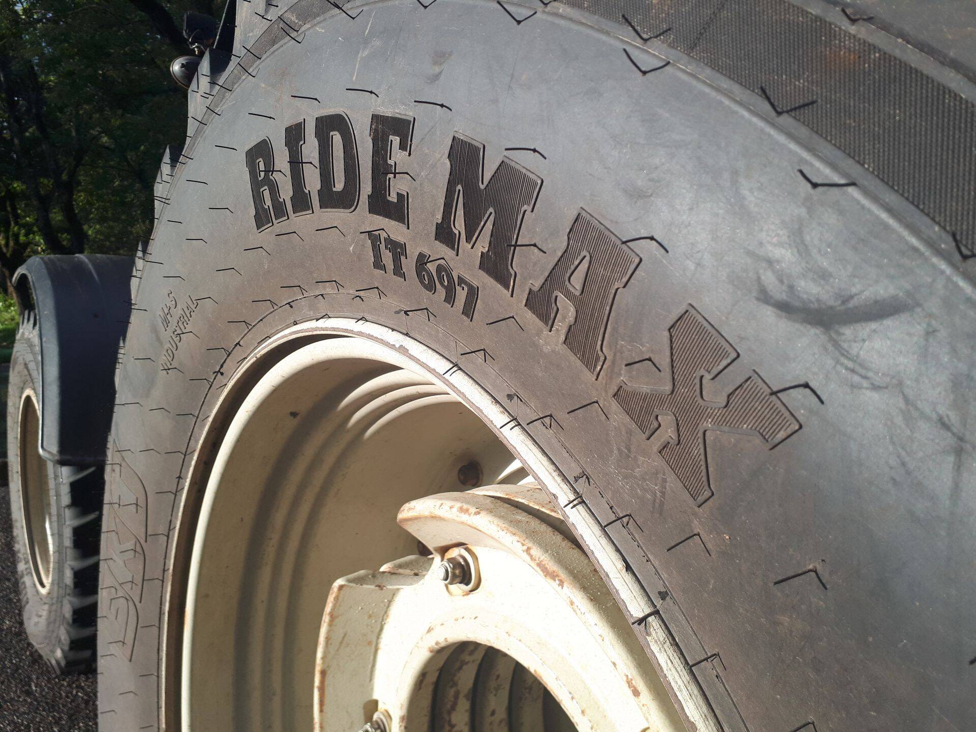 ÜLE OÜ kommunaaltraktor, mis kasutab BKT RIDEMAX IT-697 kommunaalrehve.