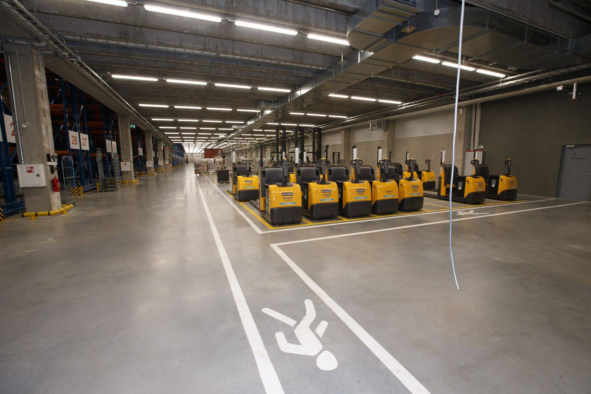 Maxima logistikakeskuses 40 elektrilist komplekteerimiskäru.