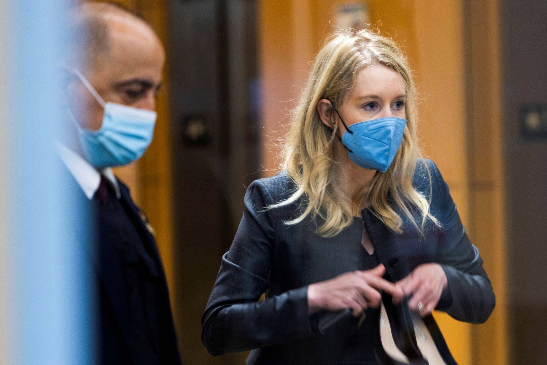 Theranose juht Elizabeth Holmes (paremal) võib süüdimõistmise korral suisa kuni 20 aastaks vangi minna.