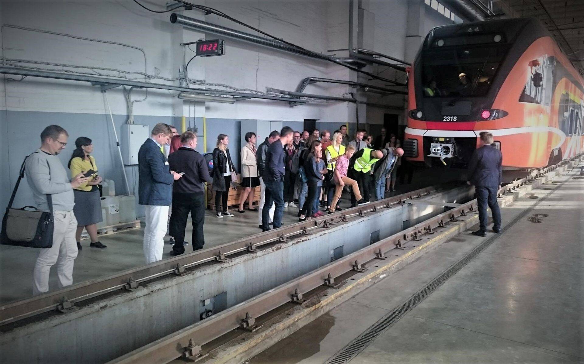 Mullu toimunud viienda logistika suvekooli külastus viis osalejad Elroni depoosse ronge alt ja seest uudistama.