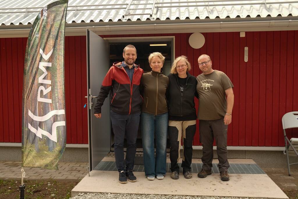 RMK Põlula kalakasvatustalituse juht Kunnar Klaas, ebapärlikarbi spetsialist Katrin Kaldma, ebapärlikarbiuurija Aune Veersalu ja Tšehhi ebapärlikarbispetsialist Ondřej Spisar kasvatusjaama avamisel.