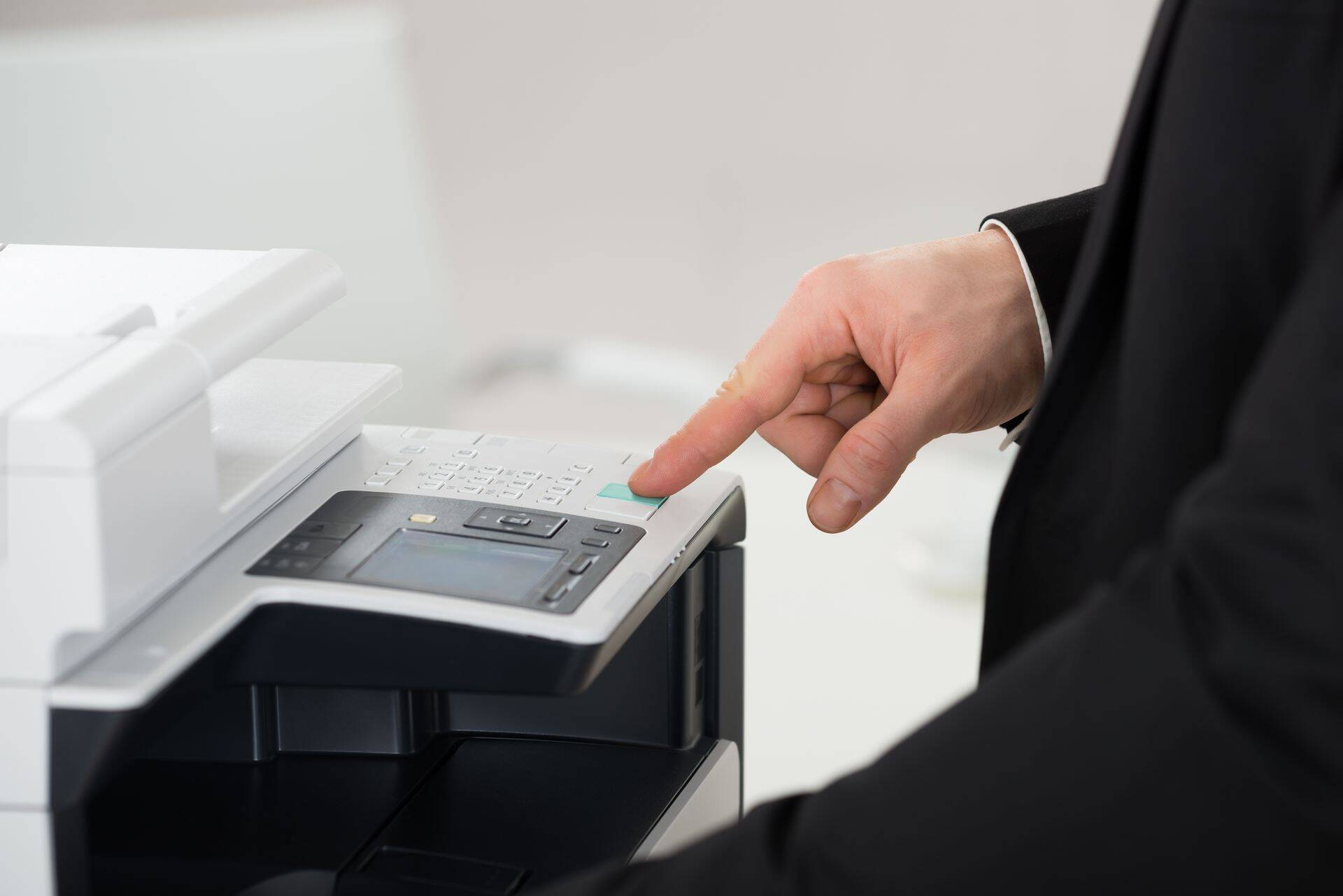 „Lapi tark teab juba ette, mis on õige ja mis vale. Näiteks oli üks hange, kus 11kilone printer läks läbi, aga 11,2kilone ei läinud. No mis selle kohta öelda? Kas laua jala tugevuse kohta on analüüs tehtud?“ Nõnda kirjeldas printeriäris pikalt tegutsenud Kalev Kalma riigihangete hämmastavat maailma.