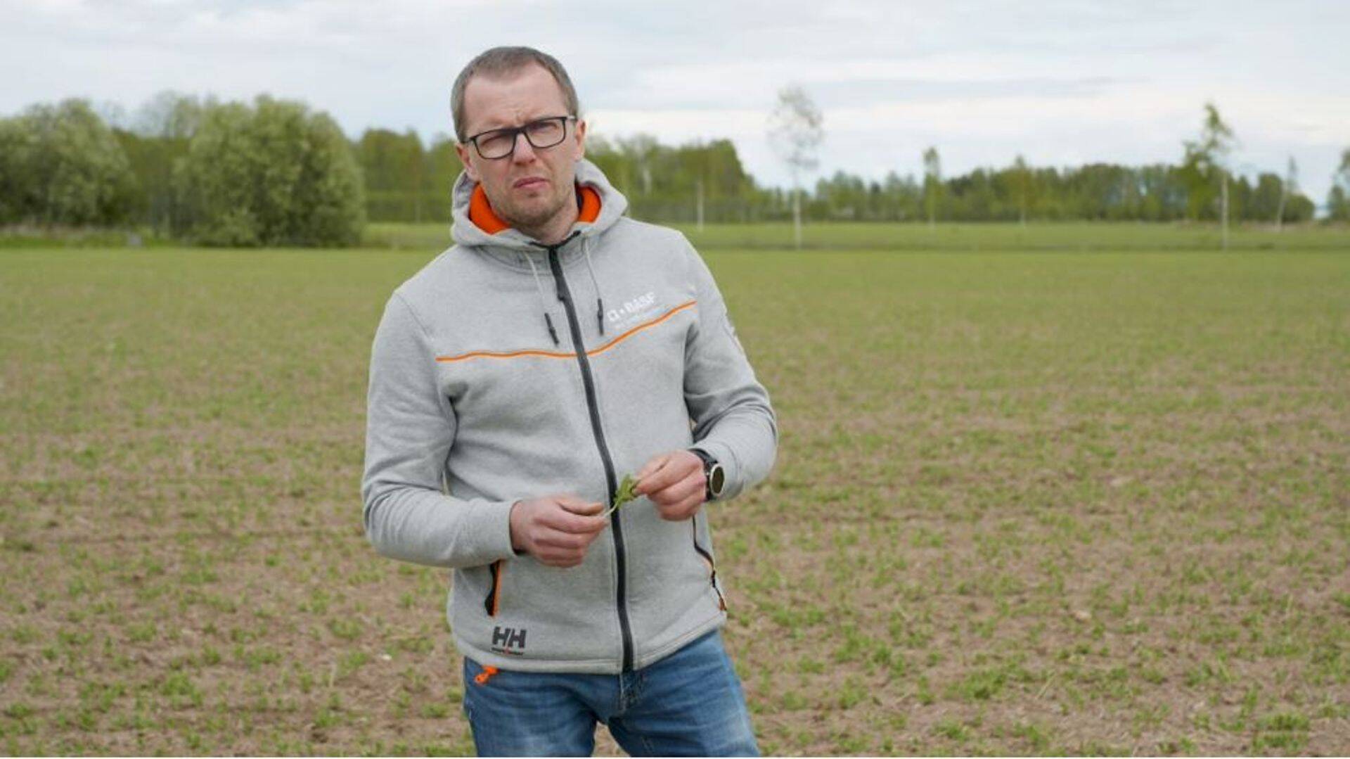 Margus Saviste hernepõllu katsest rääkimas.