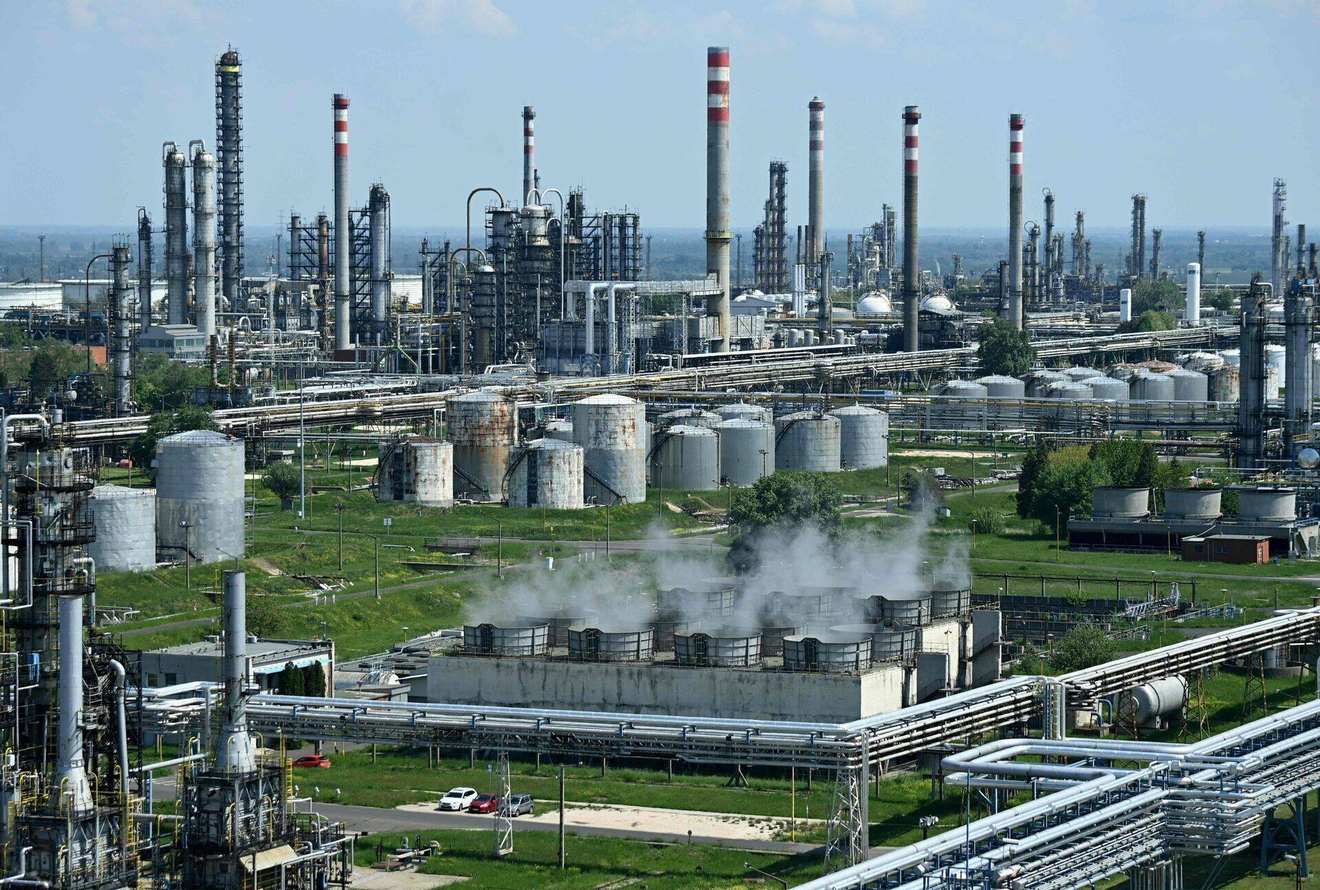 В то время как Евросоюз прекратил закупать у России нефть и вот-вот прекратит закупки дизельного топлива, венгры добились для себя исключения и продолжают перерабатывать российскую нефть на НПЗ Сазхаломбатта.