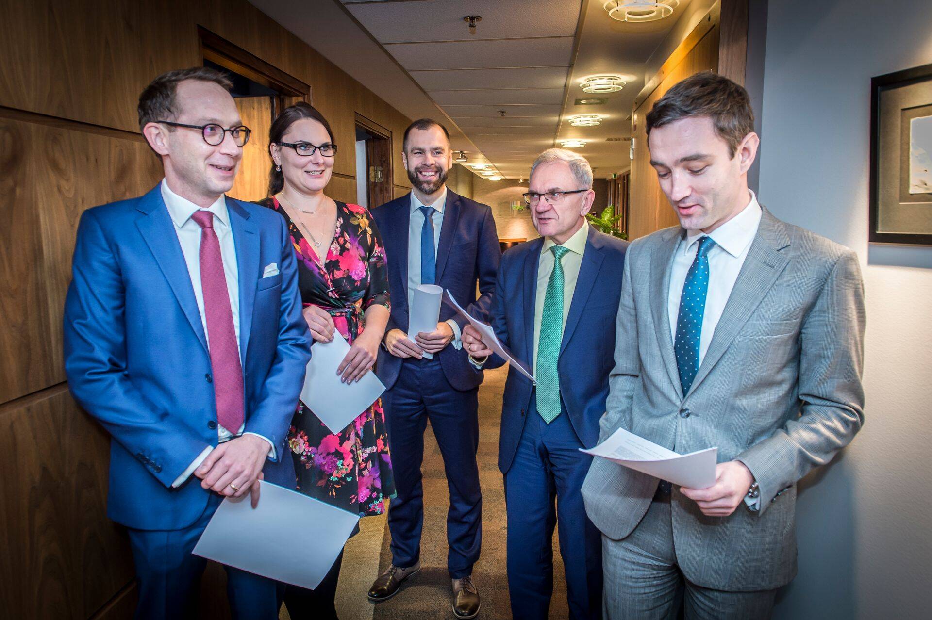 2018. aastal riisusid advokaadibüroodest koore Ellex Raidla, Cobalt ja Sorainen, omavahel vahetati vaid kohti. Foto on tehtud Primuse ja Ellex Raidla ühinemisel 2017. aastal. Nüüdseks on kõik Ellex Raidla partnerid. Vasakult paremale: Ermo Kosk, Gerli Kilusk, Ants Nõmper, Jüri Raidla ning Anton Sigal