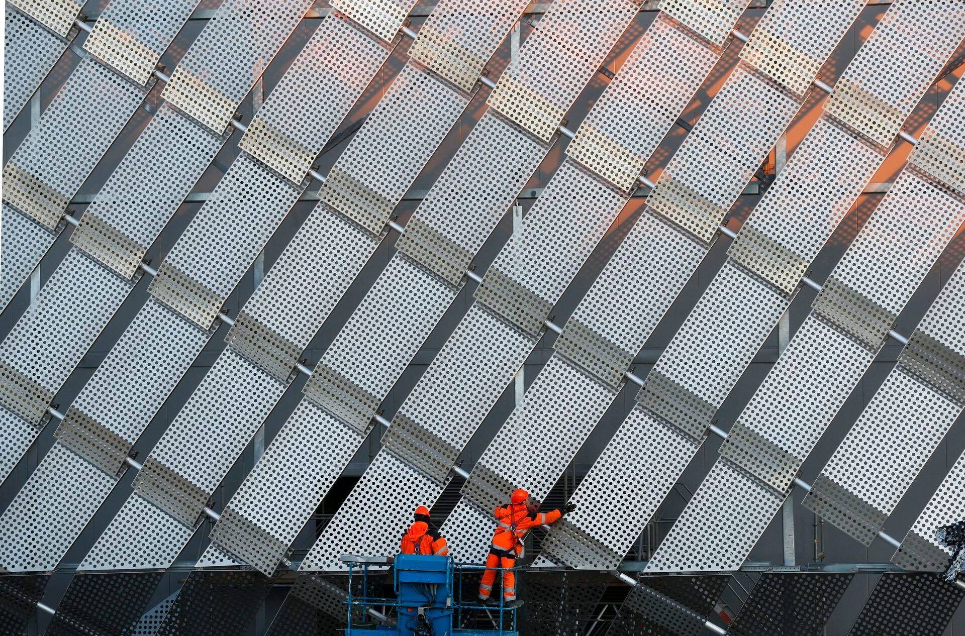 Töölised Stockholmi jalgpalliareeni seinal