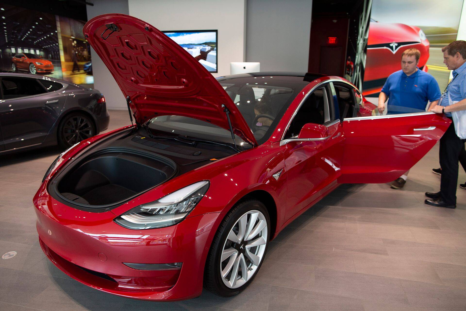 Tesla Model 3 Bostoni autosalongis.
