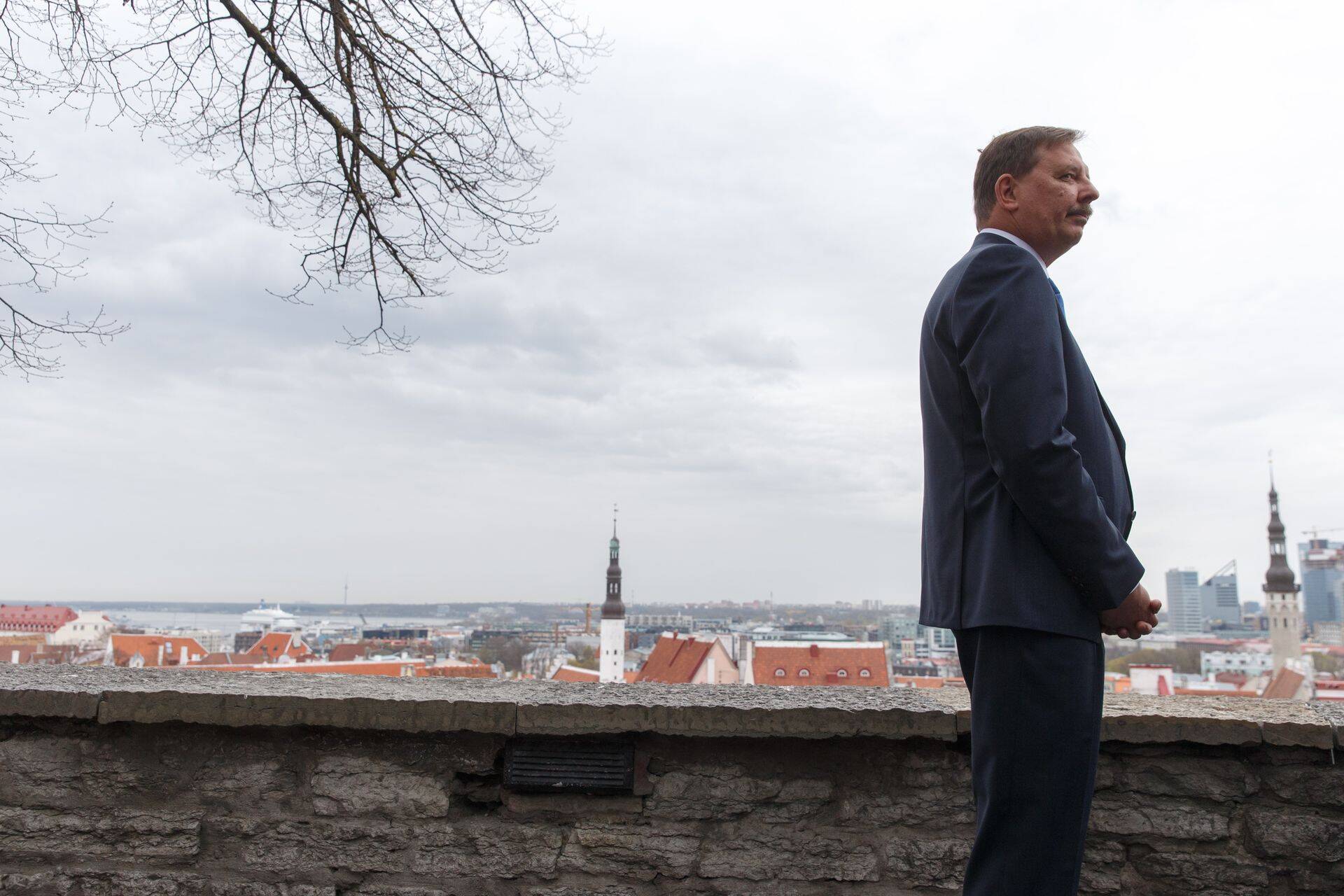 Majandusminister Taavi Aas näitab maailmale, mida tarka on välja mõeldud Tallinna linnatranspordis.