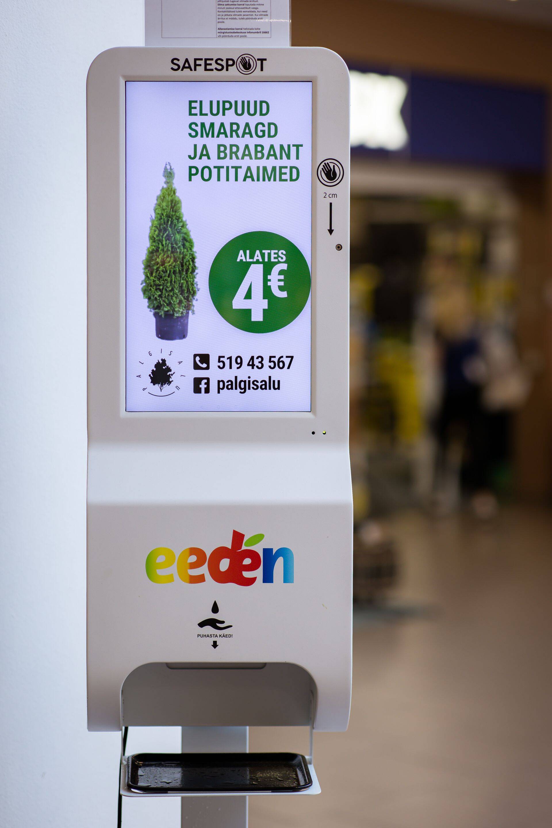LED-ekraaniga kätedesinfitseerimisjaam Tartu Eedenis.