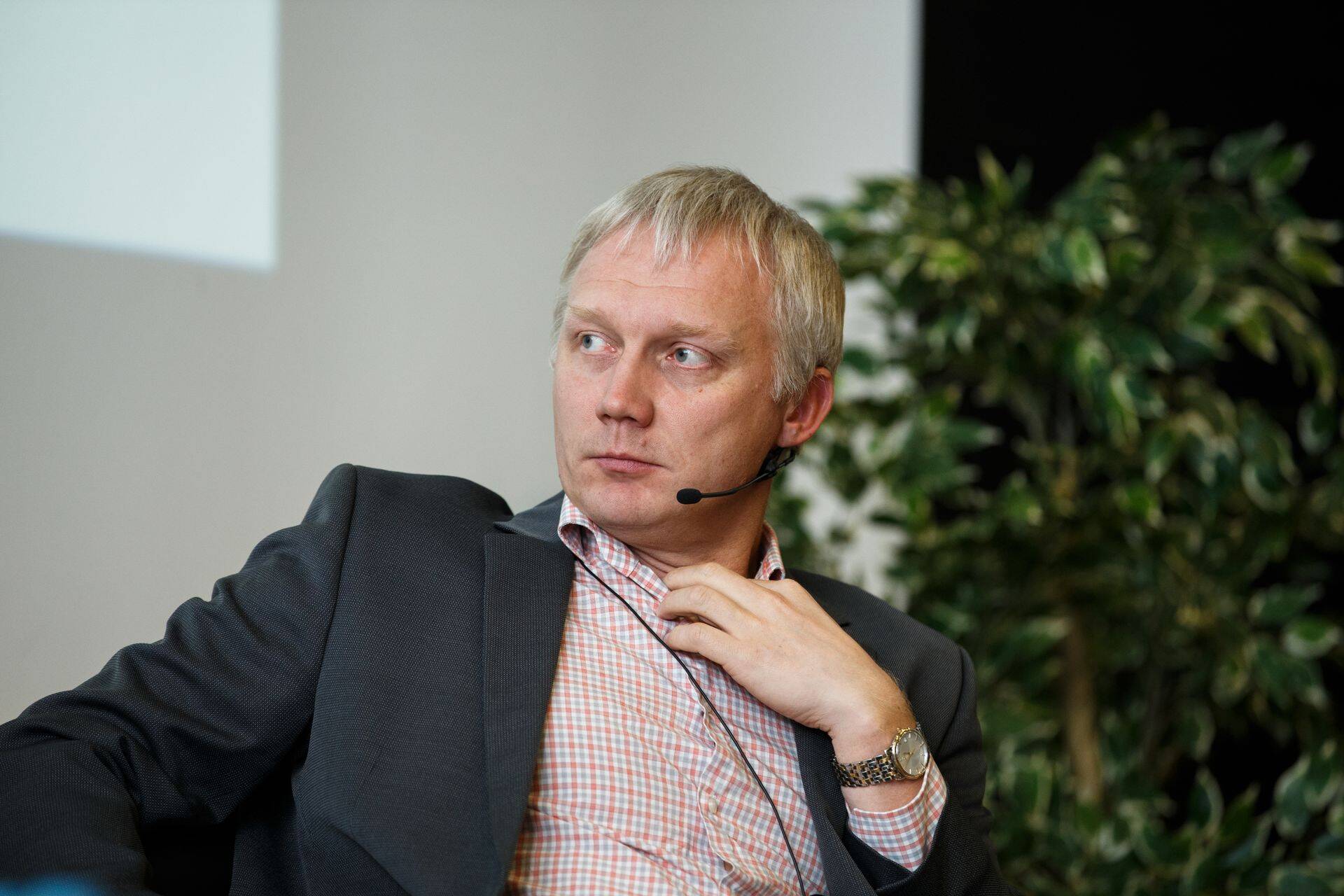 Ettevõtja Erki Mölderi hinnangul tuleks tervishoiusüsteemis premeerida neid, kes oma tervise eest hoolivad. "Heaks motivaatoriks oleks see, kui naist, kes käib rinnavähiuuringul ja jääb ikka vähki, koheldakse tervishoiusüsteemi poolt eelistatuna nende ees, kes uuringul ei käi."