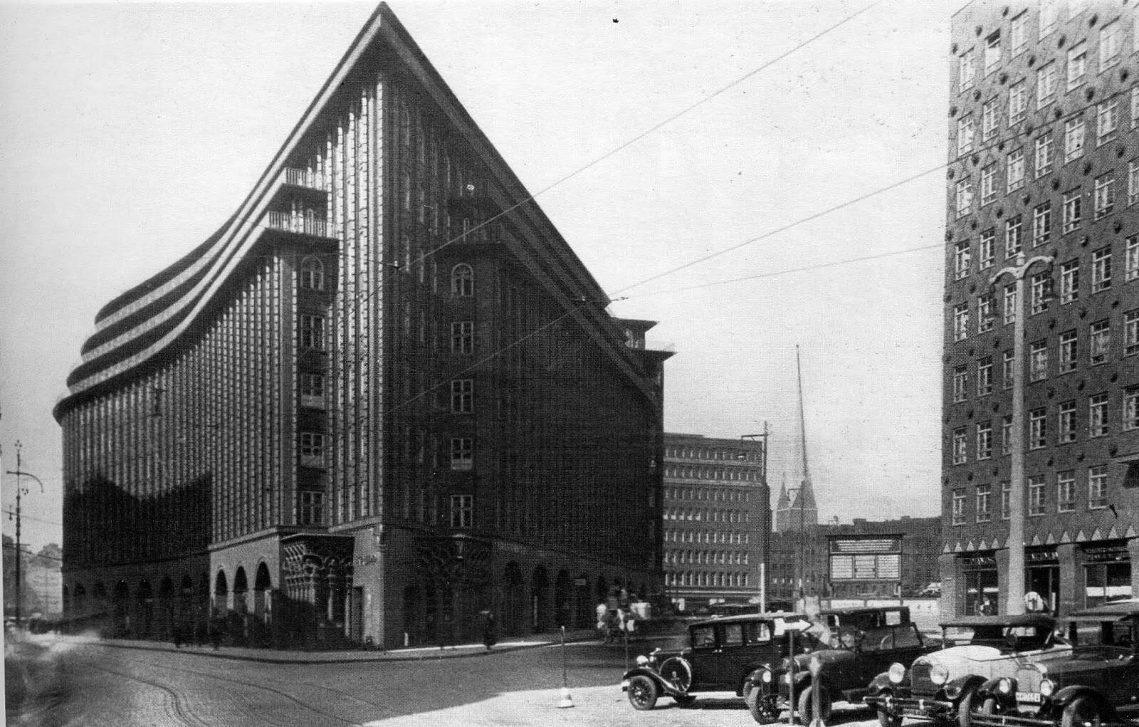 Угол знаменитого здания Chilehaus в Гамбурге, построенного в 1922-1924 годах Фрицем Хёгером.