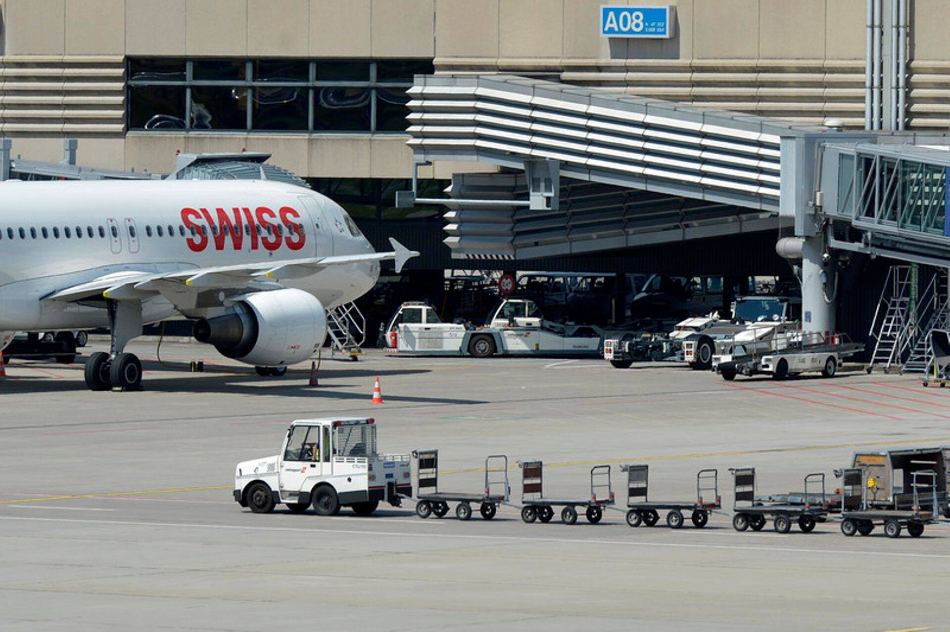 2015. aastal ostis HNA ka Šveitsi pagasifirma Swissporti. Toona oli tehingu hinnaks 2,73 miljardit Šveitsi franki.