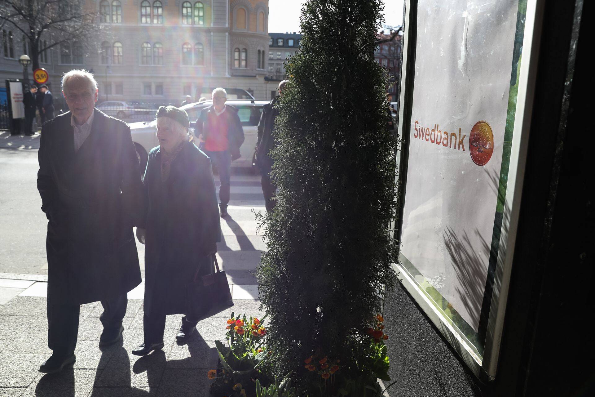 Euroopas uurib Swedbanki tegevust nelja riigi finantsjärelevalve. Tänasel aktsionäride koosolekul kõlavad tulised küsimused.