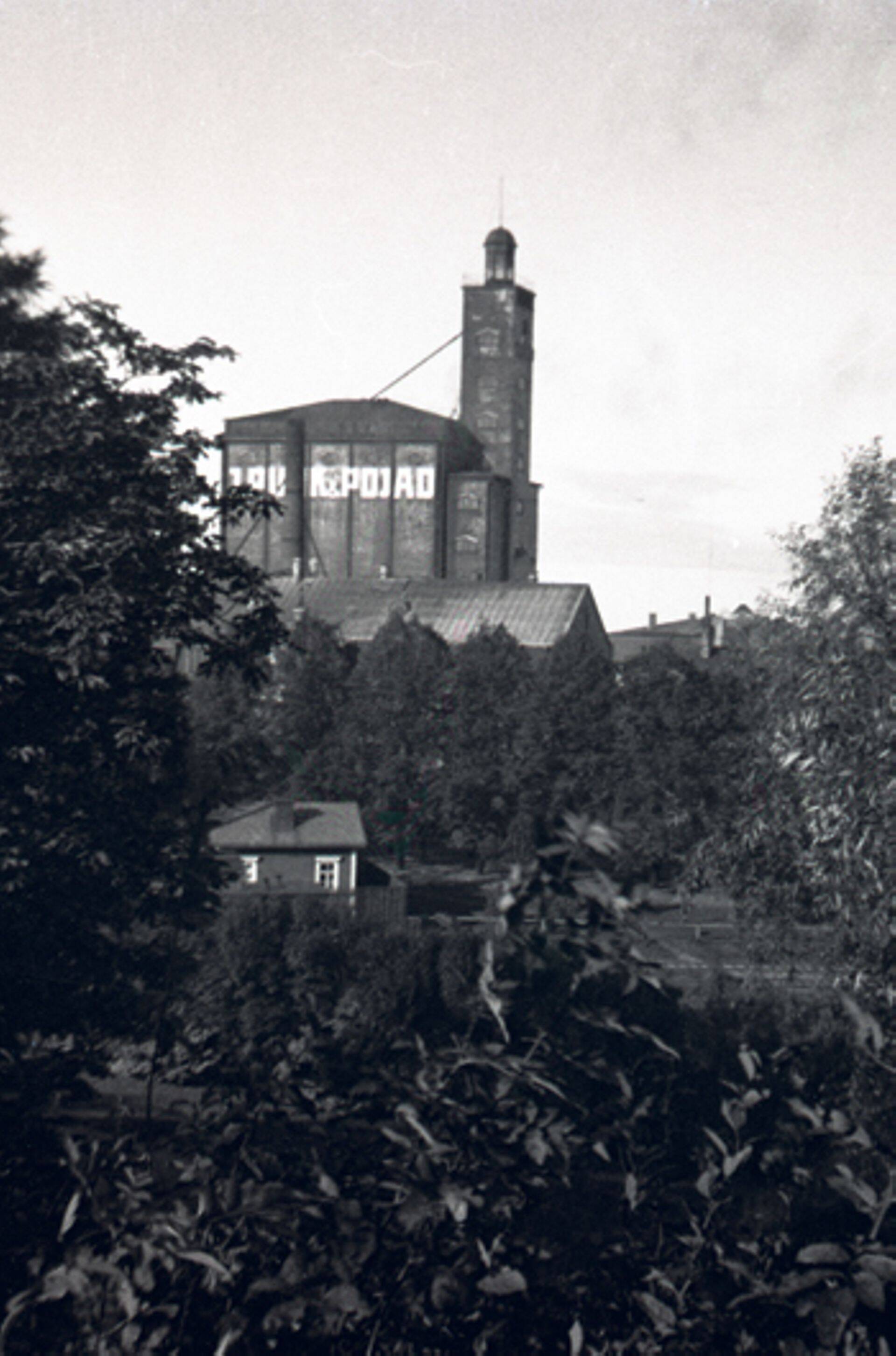 Kaubamaja Jaak Puhk ja Pojad Rannavärava mäelt vaadatuna 1937.