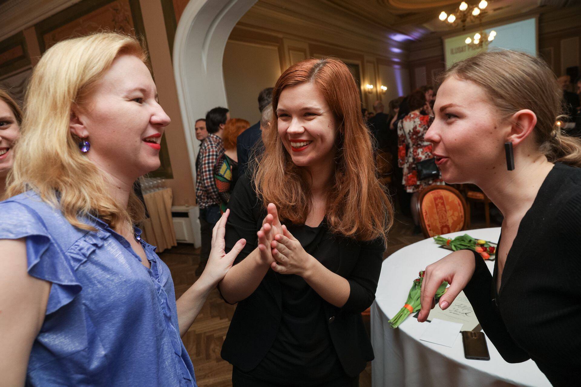 2019. aasta parimaks noorajakirjanikuks nimetati Pille Ivask (keskel) Äripäevast.