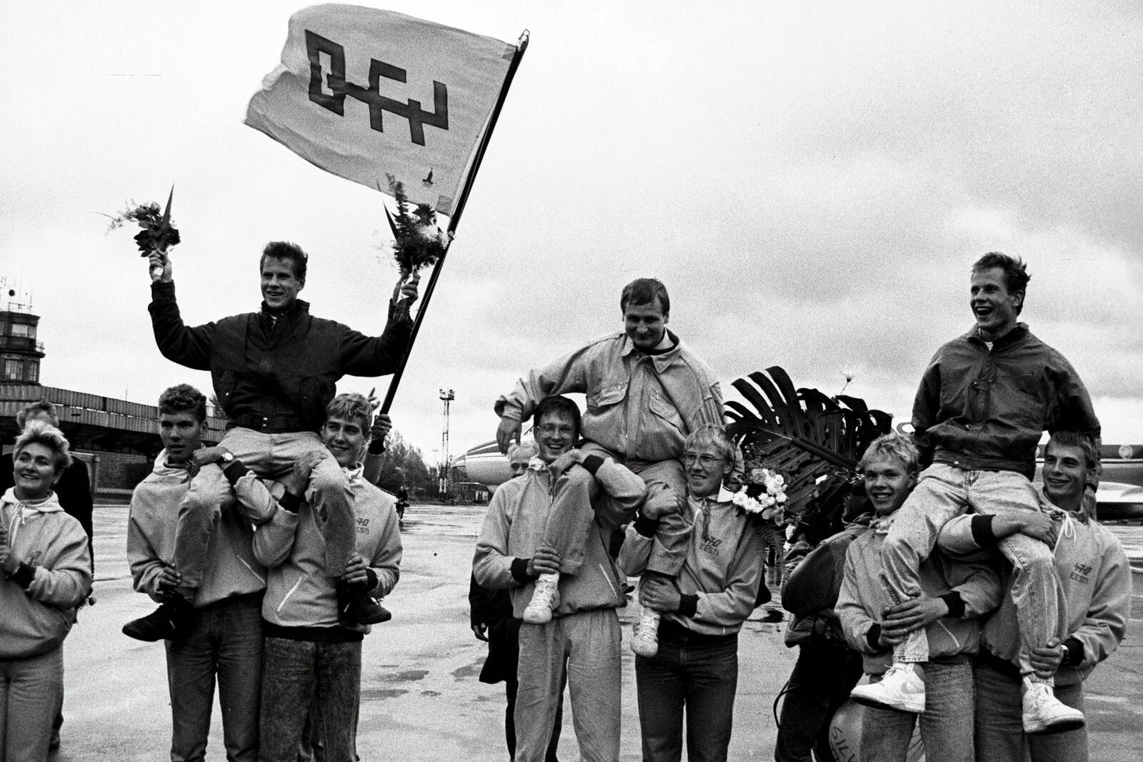 Прием Тыну и Тоомаса Тынисте, завоевавших серебряные медали на регате в Пусане на Олимпийских играх в Сеуле, и их тренера Рейна Оттосона (в центре) в аэропорту Таллинна.