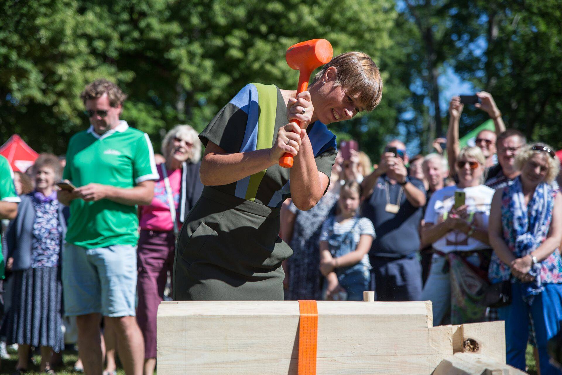 X käsitöö palkmajaehitajate kutsevõistluse avas Eesti Vabariigi president Kersti Kaljulaid.