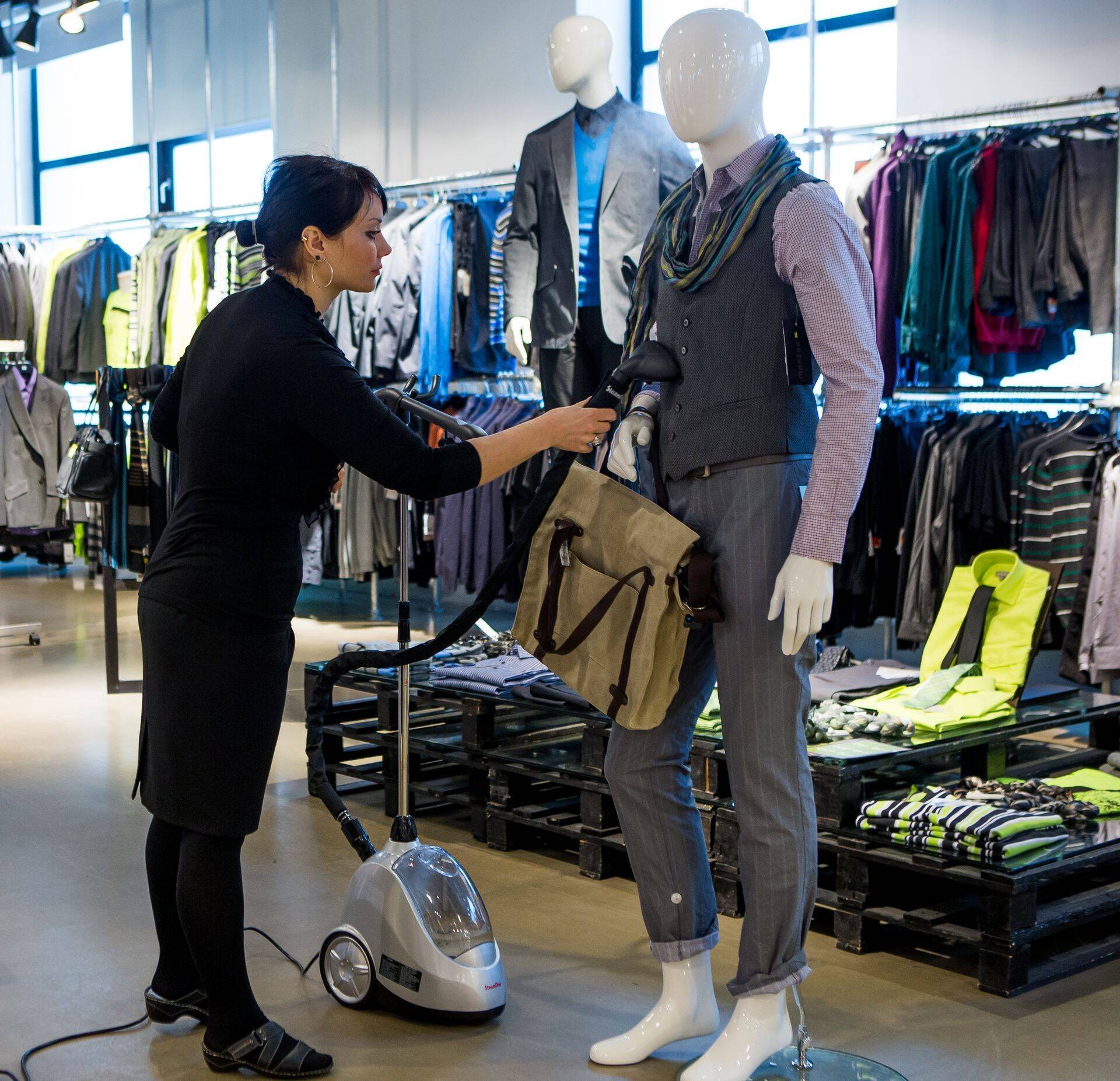 Müügikonsultant meeste rõivaid aurutamas